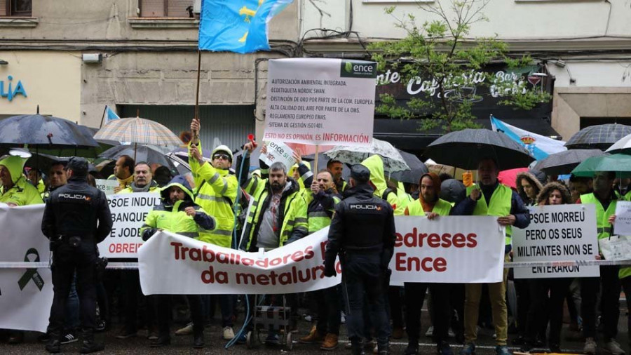 Cadena humana de trabajadores de Ence en Pontevedra