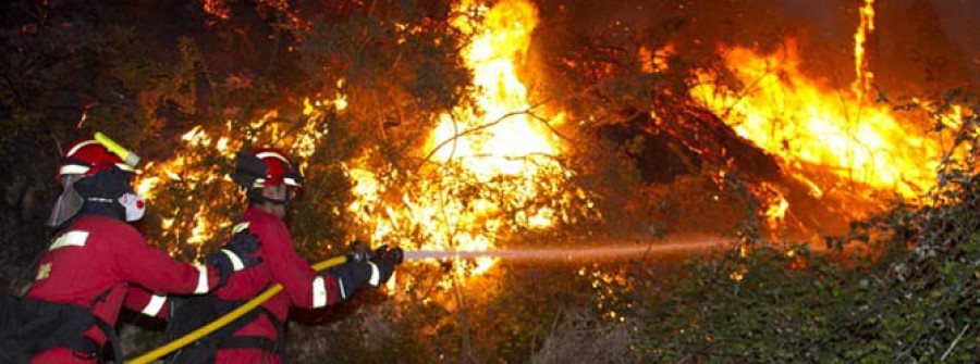 Los equipos consiguen apagar los fuegos de Mondariz y Vilar de Astrés