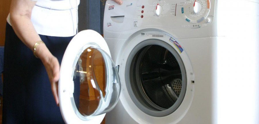 Lavar ropa libera miles de microplásticos contaminantes