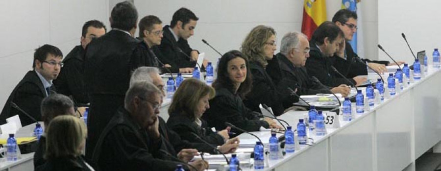 Los peritos de la propietaria de la carga afirman que el “Prestige” debió ser llevado a la ría de Ares