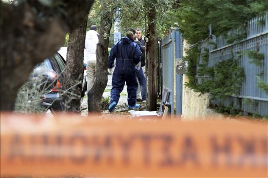 Dos guardias heridos leves al estallar un artefacto en un centro comercial de Atenas