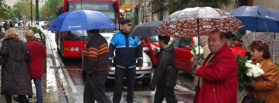 Decenas de policías locales intentaron minimizar los atascos en los accesos a los cementerios locales