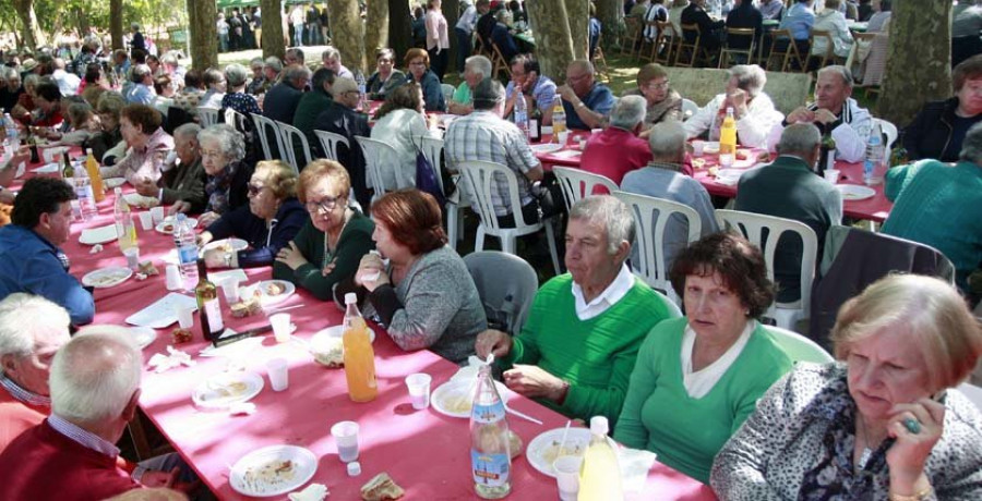 Más de un millar 
de personas participa en la popular Romaría de As Merendiñas 
en Santa Cruz