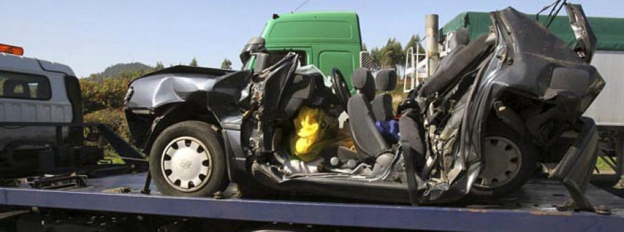 Fallecen dos personas en Barro al ser arrollado su coche por un camión en un accidente múltiple