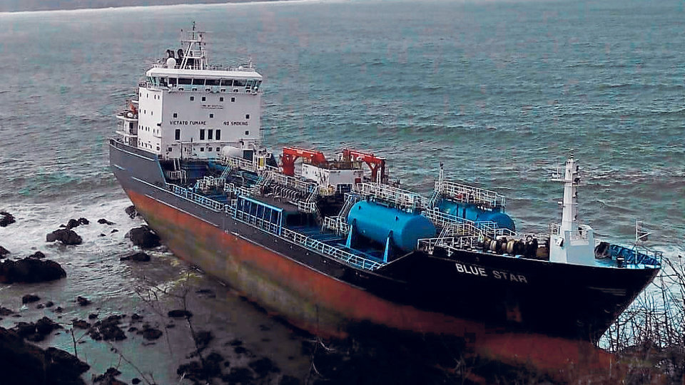 Retomadas las labores de vaciado de combustible del “Blue Star”