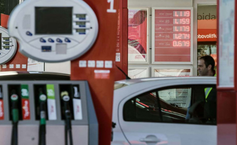 El precio de los carburantes cae esta semana, pero sigue siendo hasta un 21,8% más caro que hace un año