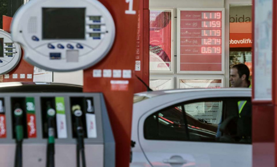 Los precios caen cinco décimas en febrero en Galicia por la bajada del coste  de los carburantes