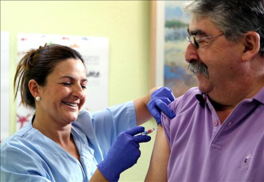 Sanidad recomienda a mayores y personal sanitario vacunarse contra la gripe