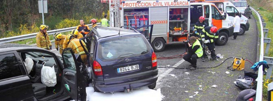 Mueren dos jóvenes al precipitarse con su vehículo por un terraplén en una carretera de Neda