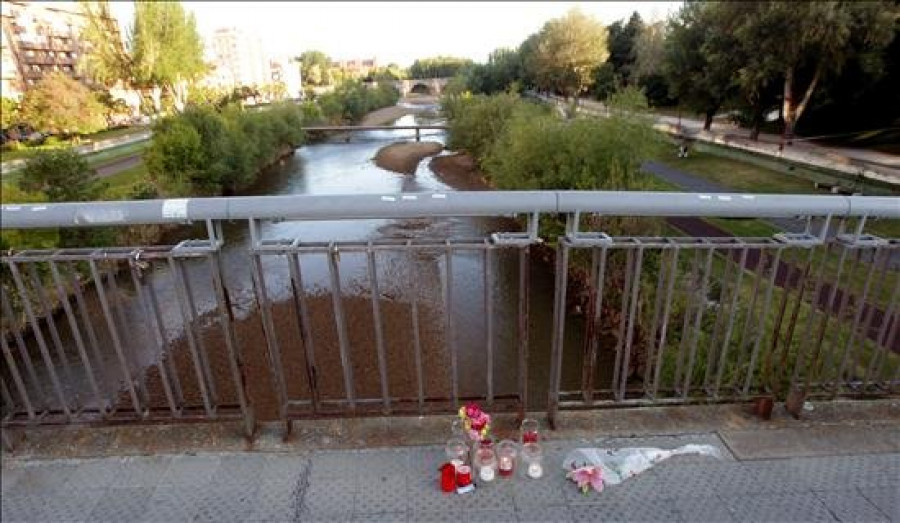 Flores y velas recuerdan a Isabel Carrasco en el lugar en que fue asesinada