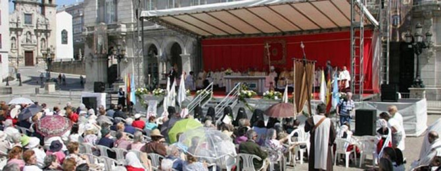 Julián Barrio llama a “superar la indiferencia hacia los pobres” en la misa del Corpus en María Pita