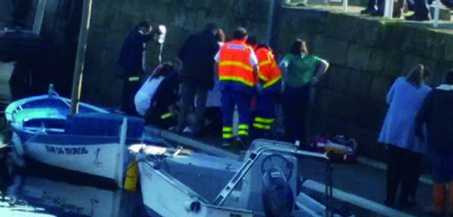 Fallece la conductora del vehículo que se precipitó al  agua en el puerto de Muros