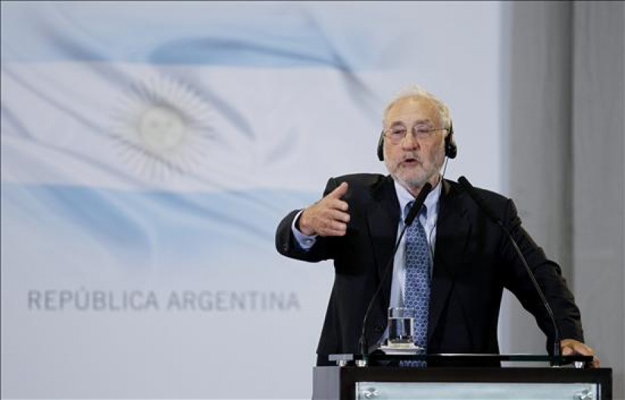 El nobel de Economía Joseph Stiglitz pide prohibir las criptomonedas