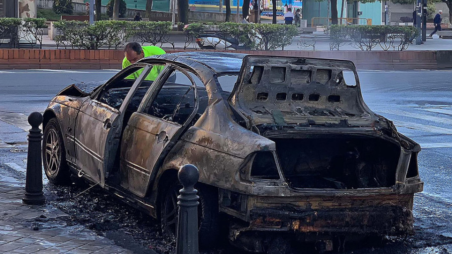 Arde un coche en Payo Gómez cuando un hombre y su hijo iban a arrancar