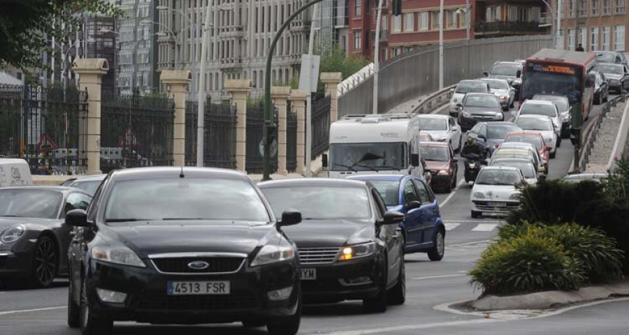 La obra de Linares Rivas bloquea el principal acceso al centro urbano