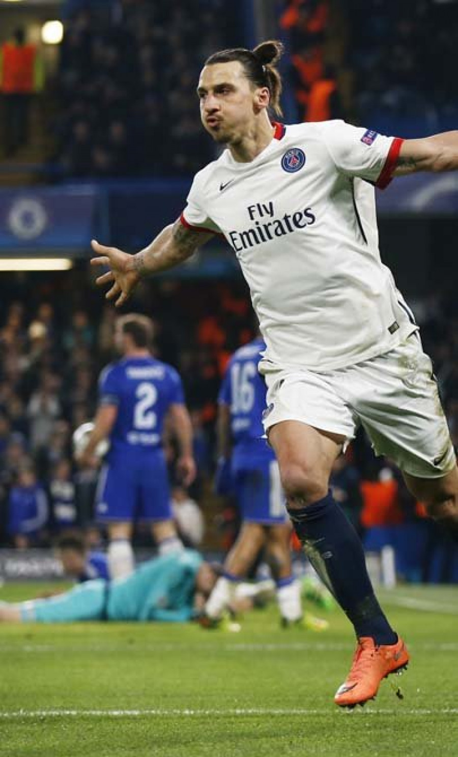 Ibrahimovic silencia Stamford Bridge y mete al PSG en cuartos