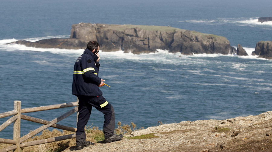 Un amplio dispositivo de rescate sigue buscando al pescador perdido