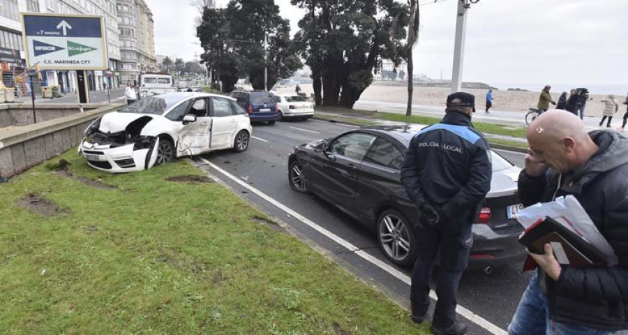 Dos colisiones sucesivas complican la circulación en el Paseo Marítimo