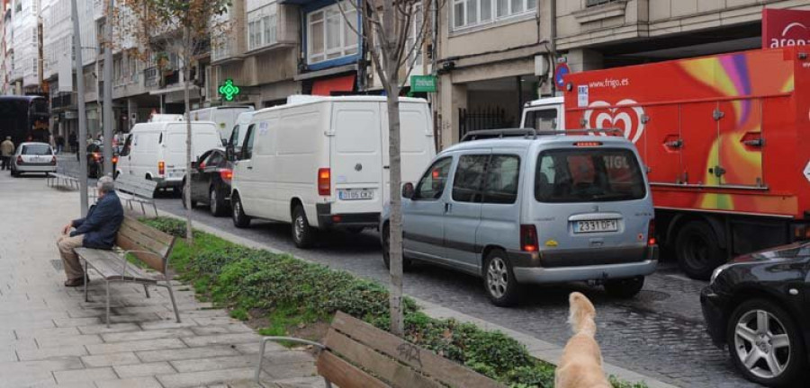 Un autobús causa 
el colapso de San Andrés al atascarse en la calle del Sol