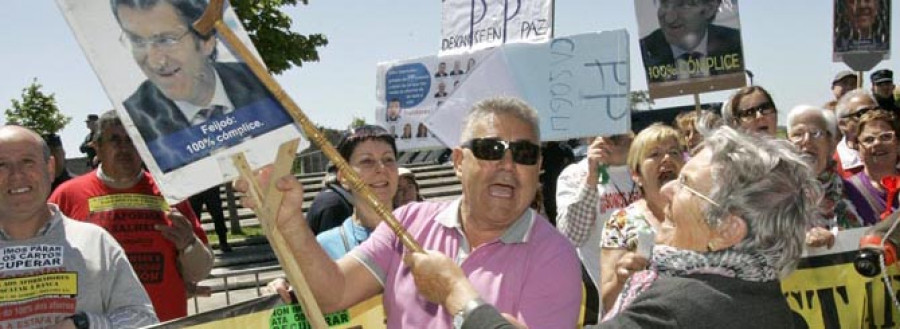 Los preferentistas llevan sus protestas ante la residencia del presidente de la Xunta