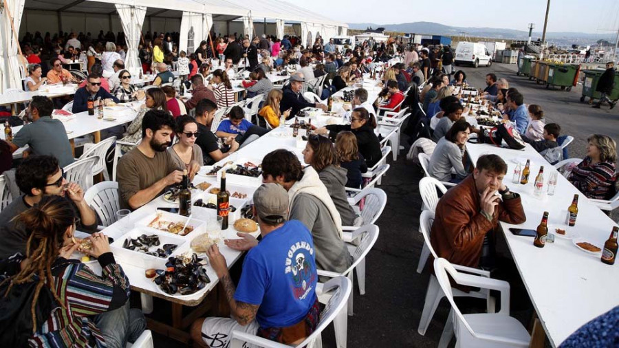 Una multitud “toma” Lorbé para degustar centenares de centollas