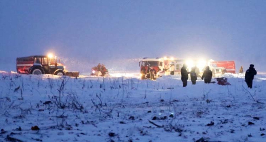 Mueren los 71 ocupantes de un avión que se estrelló a las afueras de Moscú