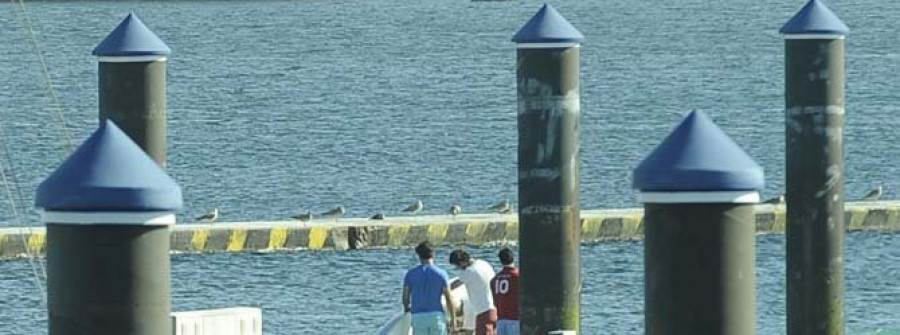 Tres tripulantes son rescatados al volcar sus veleros ligeros  a causa del viento