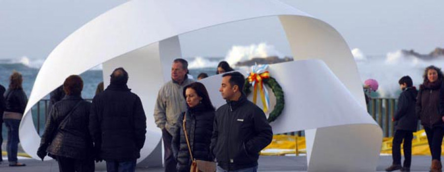 El monumento a los héroes del Orzán suscita un debate y mucha curiosidad