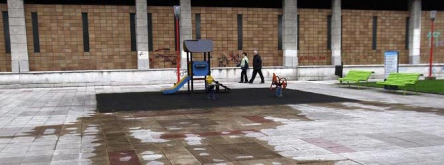 Matogrande exige la renovación del material del parque infantil de la calle de Enrique Mariñas