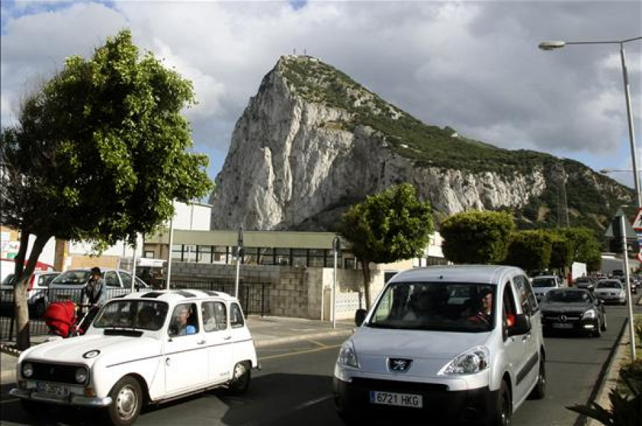 Gibraltar inicia trabajos para reforzar la valla fronteriza