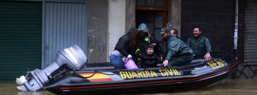 La peor inundación en décadas obliga a evacuar  a unas 40 familias de Sada