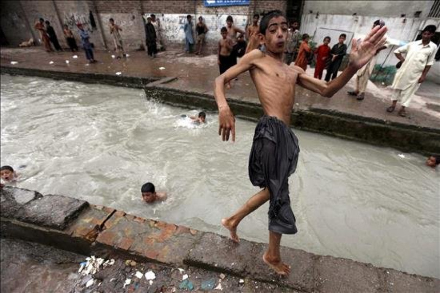 Aumentan a 224 los muertos por la ola de calor con 45 grados en Pakistán