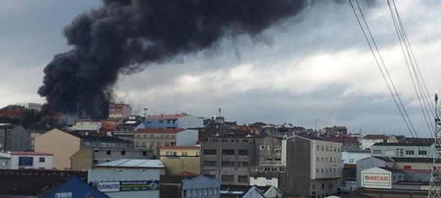 Un espectacular incendio afecta a la refinería de A Coruña