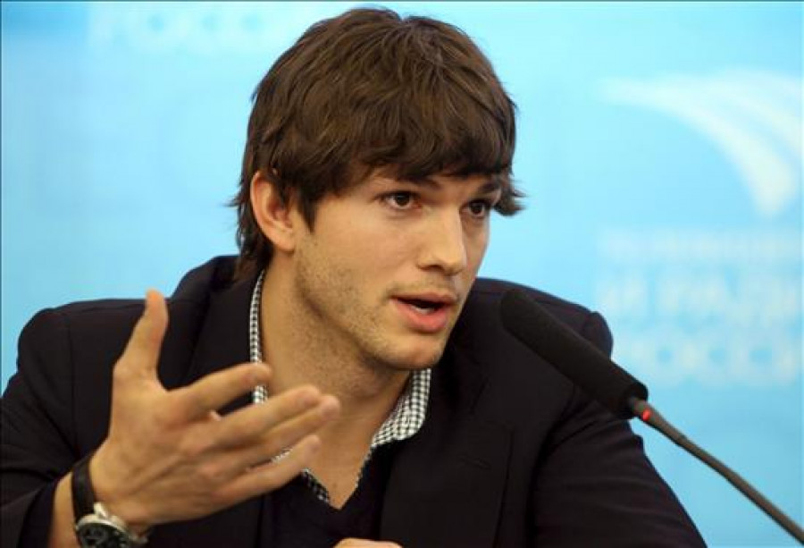 El actor Ashton Kutcher viajará al espacio con Virgin Galactic