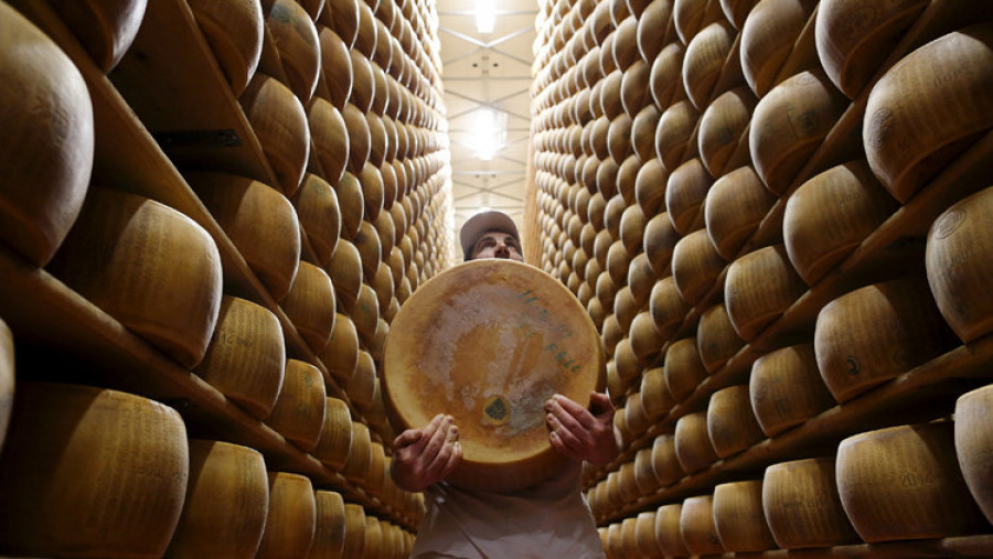 Muere un empresario italiano al ser aplastado por 25.000 quesos
