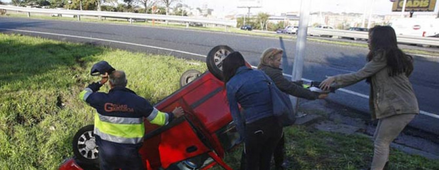 Segundo vuelco de un coche en cinco días en una salida de Alfonso Molina