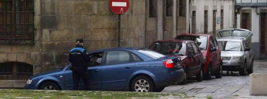 Los vecinos denuncian que los coches vuelven a invadir la Ciudad Vieja