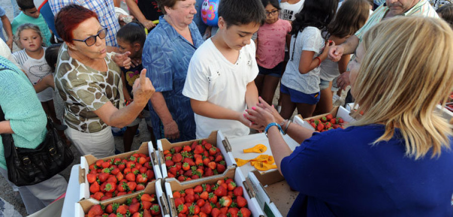 Cientos de coruñeses se vuelcan con las fiestas de Eirís y acuden en masa a probar las fresas