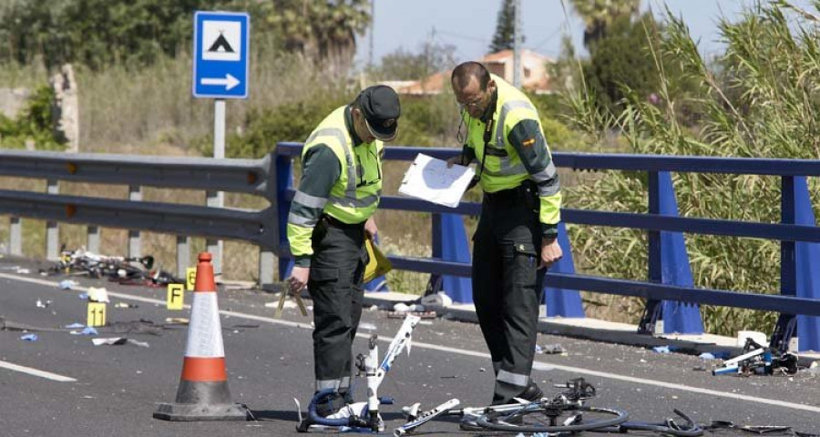 Mueren dos ciclistas arrollados 
por una conductora ebria y drogada