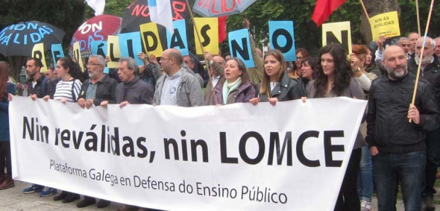 Un alumno de 14 años entrega a Méndez de Vigo más de 240.000 firmas contra las reválidas