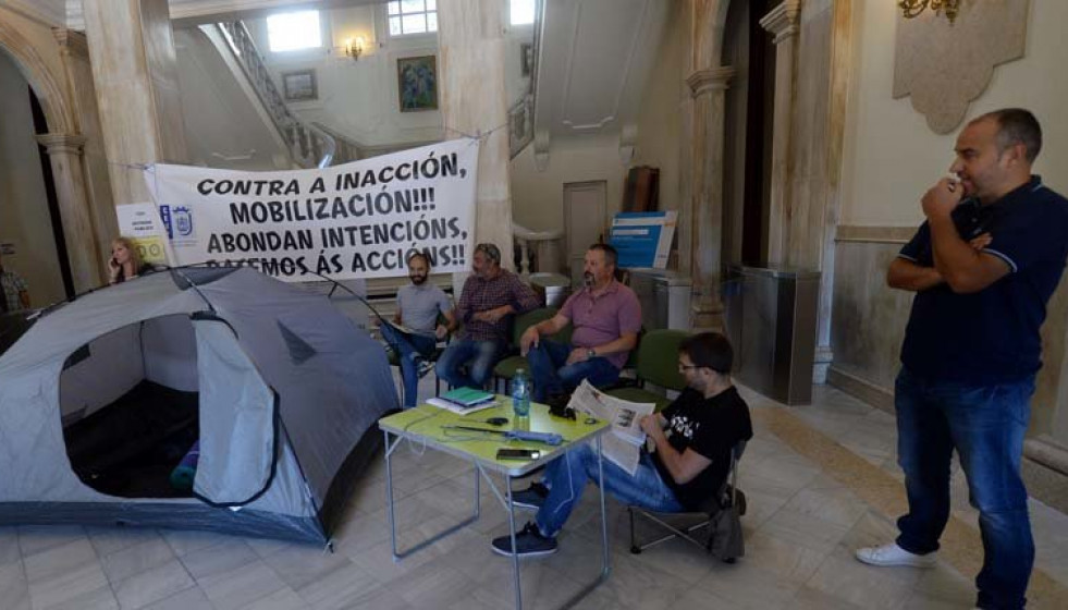 Los trabajadores del Ayuntamiento de Ferrol protagonizan encierros de 24 horas