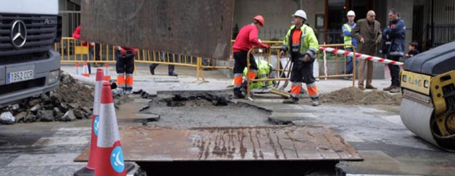 La rotura de una tubería en la plaza de Pontevedra deja sin luz a 1.700 vecinos