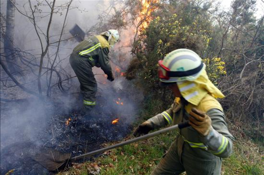 Permanece activo un incendio forestal en O Rosal que comenzó de madrugada