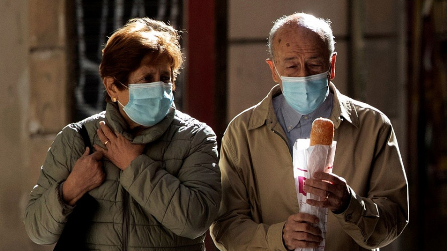 España encabeza el número de muertes adicionales mientras supera los 900.000 contagios