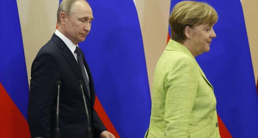 Putin asegura ante Merkel que Rusia nunca interfiere en procesos políticos