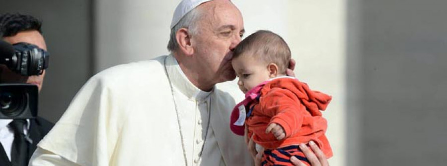 El papa Francisco bautiza a la hija  de un matrimonio casado por lo civil