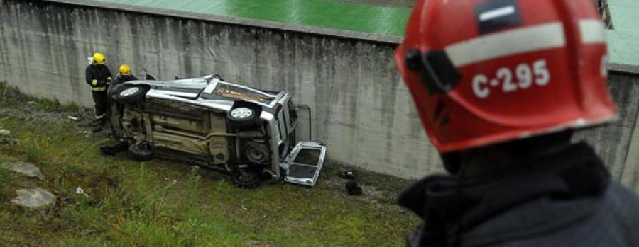 Caen con su coche por un terraplén y chocan contra la tapia del cementerio