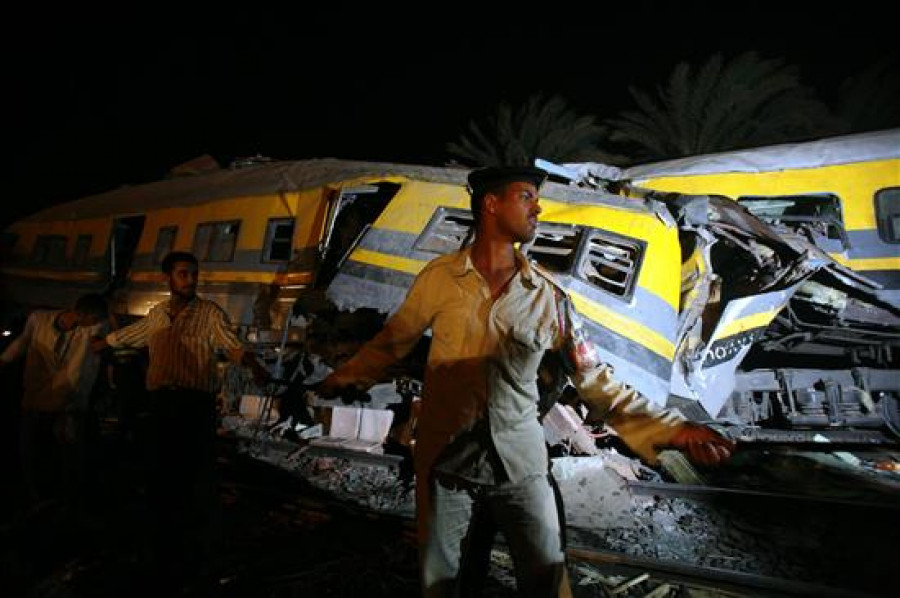Varios muertos y heridos al descarrilar un tren a las afueras de El Cairo