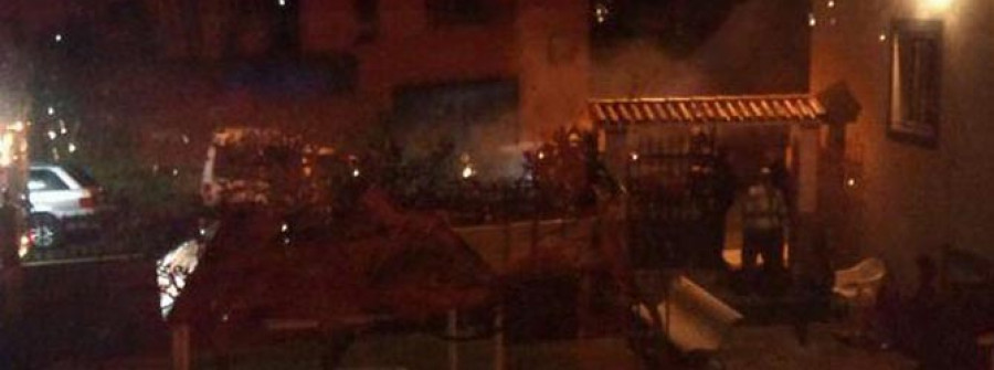 Arden a medianoche tres vehículos en plena calle de Domingo Andrade