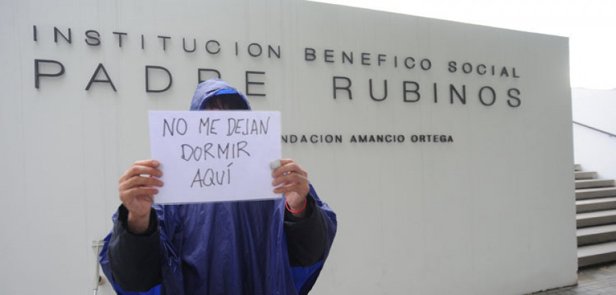 Un sintecho duerme ante el refugio de Padre Rubinos para protestar por su expulsión